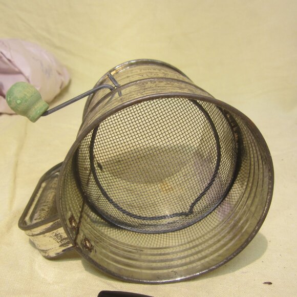 VTG BROMWELL'S METAL SIFTER W/GREEN WOOD BALL HANDLE - Picture 6 of 6